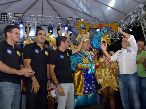 Rei Momo recebe chave da cidade e abre oficialmente carnaval de Salvador