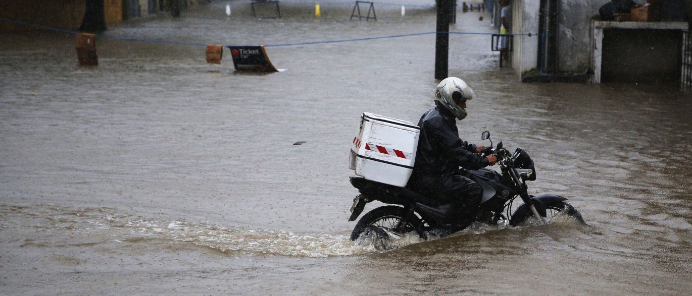 Chuva coloca SP em estado de atenção e causa dois desabamentos