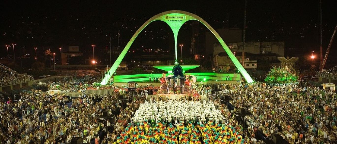 Paraíso do Tuiuti abre o desfile no Sambódromo do Rio