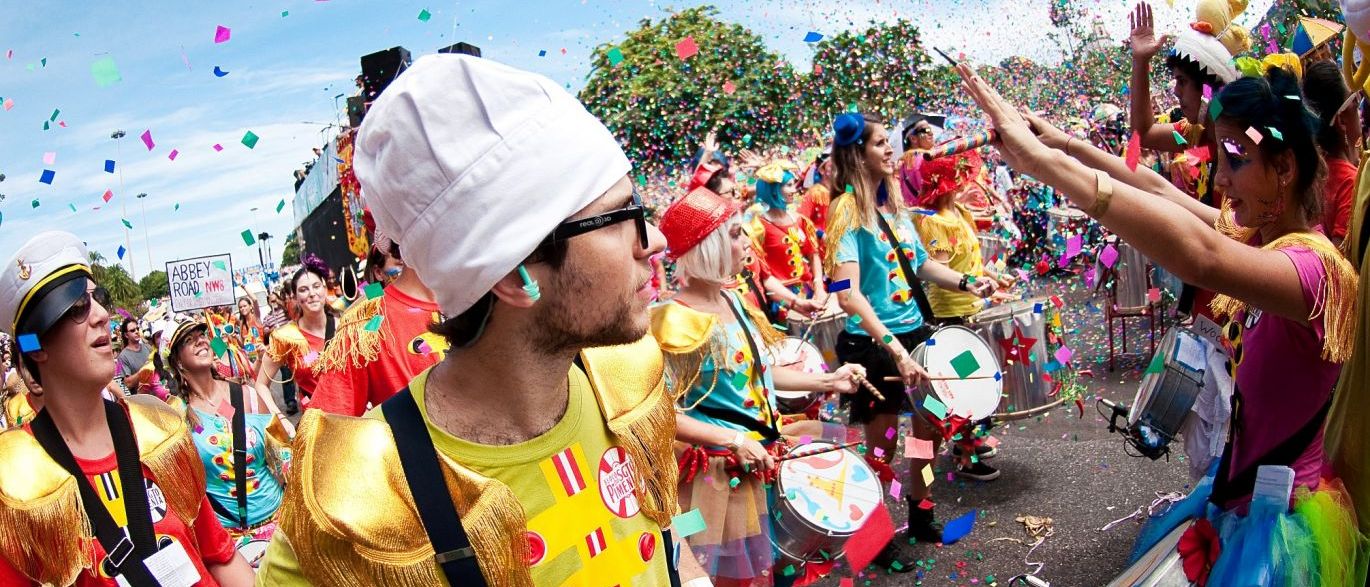 Pequenos blocos fazem a festa de milhares de foliões pelas ruas do Rio