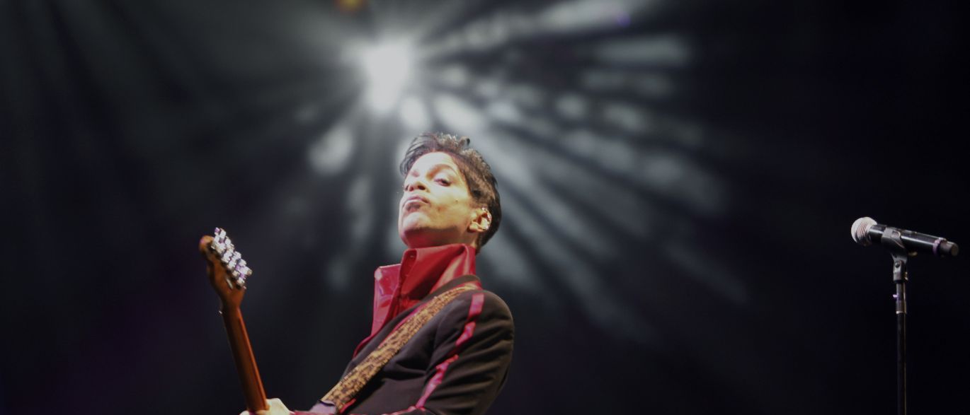 Universal compra direitos de músicas inéditas de Prince