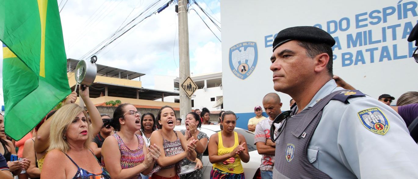 Em ato, moradores pedem volta de PMs as ruas de Vitória