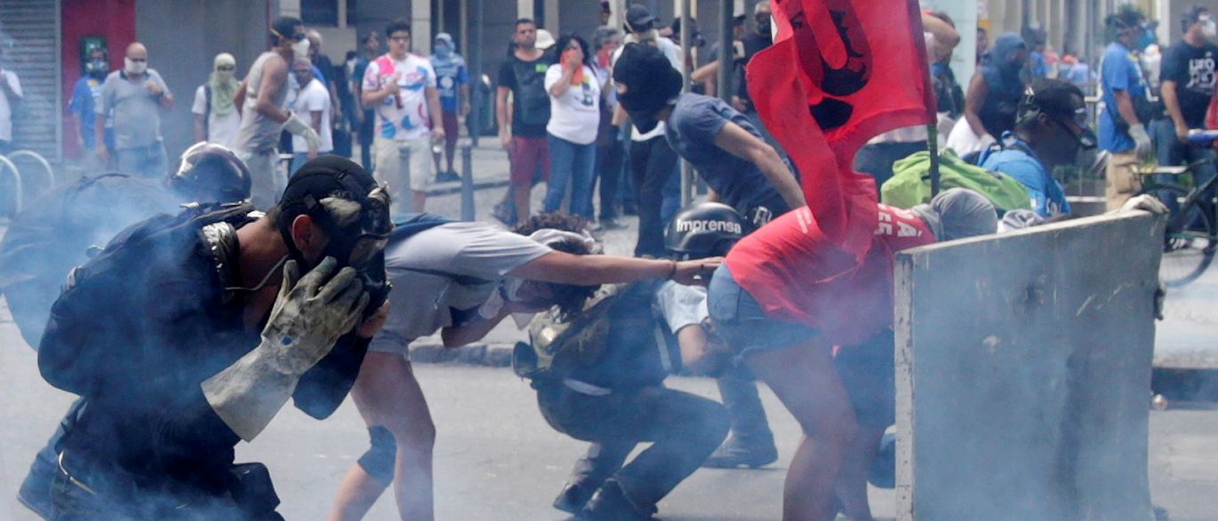 PM do Rio usa armas de fogo contra manifestantes