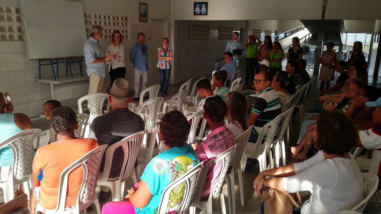 Juazeiro do Norte – Prefeito Arnon Bezerra participa de reunião com a comunidade do bairro Pedrinhas, a fim de regularizar títulos de unidades habitacionais