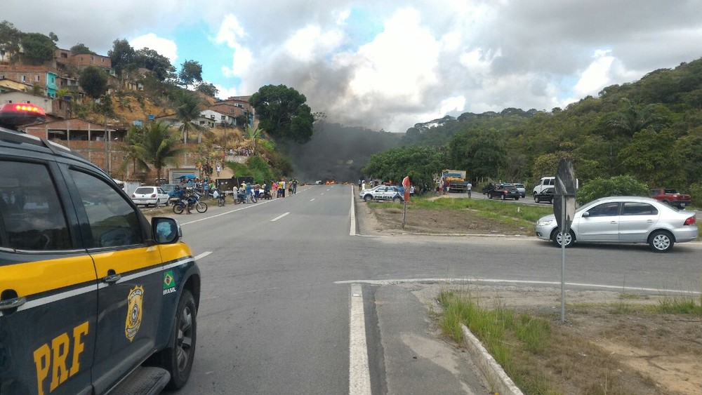 Protesto contra falta d’água bloqueia BR-101, no Cabo de Santo Agostinho