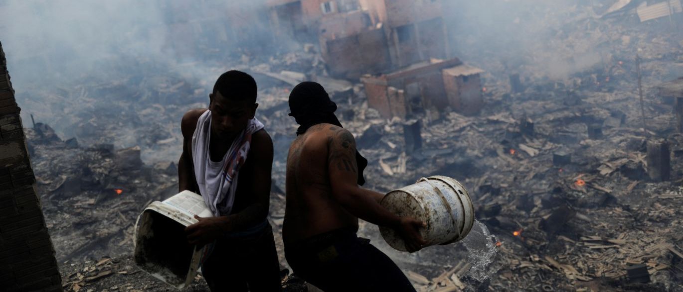 Corpo de Bombeiros faz rescaldo de incêndio em Paraisópolis