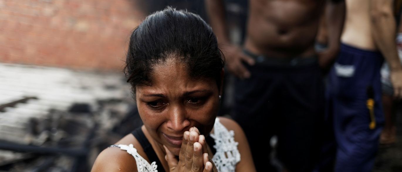 Fogo destrói 300 barracos e deixa mais de mil desabrigados em favela