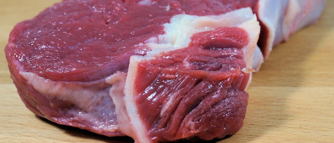 Vigilância apreende 140 kg de carne imprópria em supermercado no PR