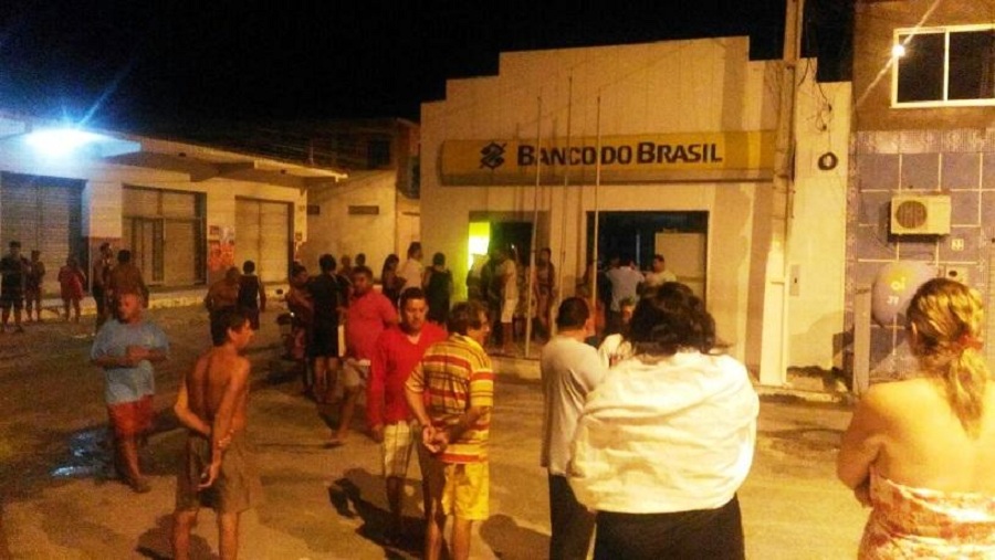 Quadrilha armada ataca a cidade de Icapuí e explode caixas da agência do Banco do Brasil