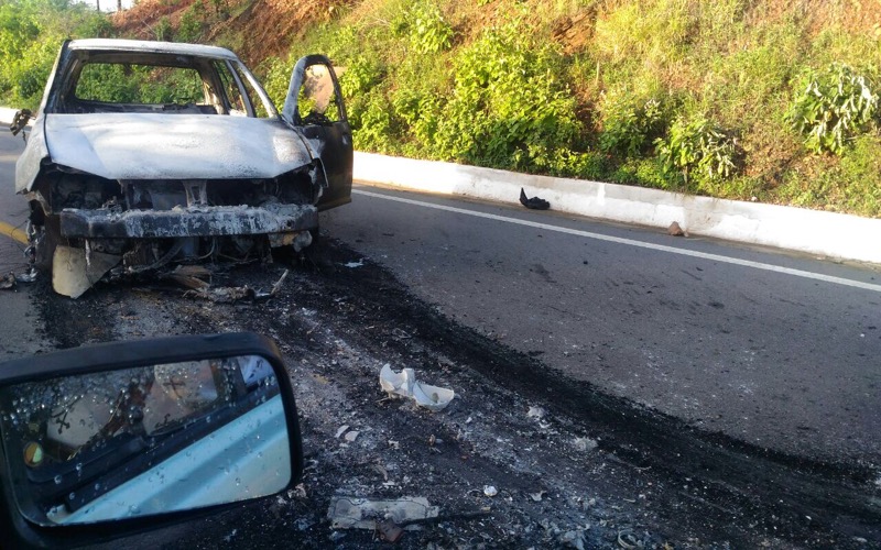 Serrita Pe – Bandidos fortemente armados  explodem agência bancária e coloca fogo em carros na Estrada.