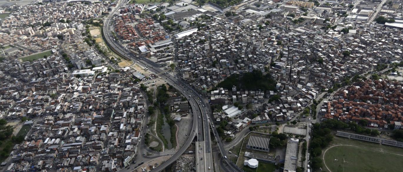 Protesto de moradores da Cidade de Deus fecha a Linha Amarela