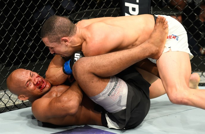 Whittaker surpreende Jacaré e vence por nocaute técnico no segundo round