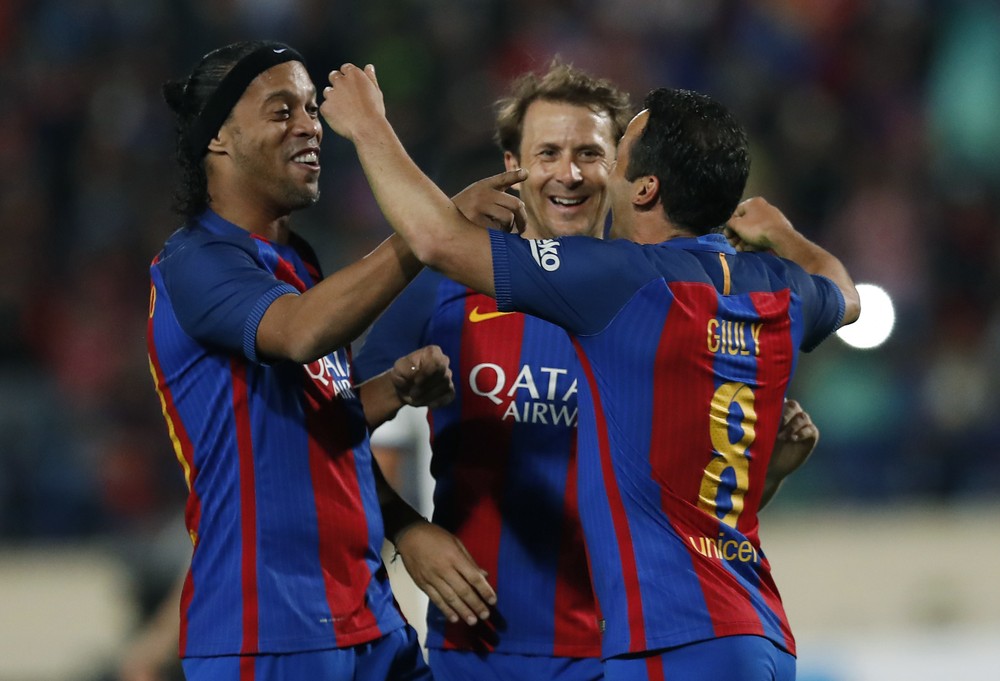 Ronaldinho dá três assistências na estreia, e Barça vence Real em duelo de ídolos