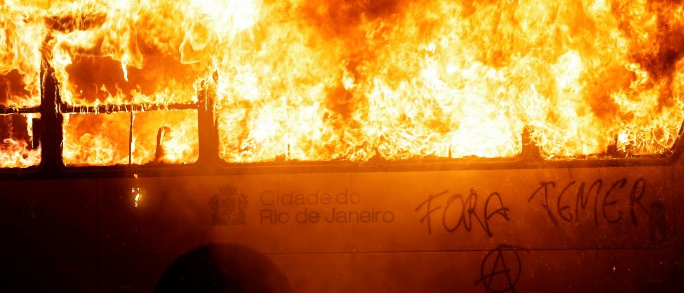 Pelo menos nove ônibus são incendiados no Rio