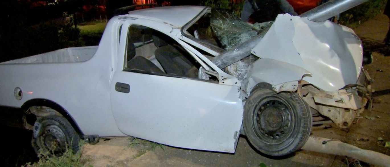 Filho de deputado fica gravemente ferido ao bater com carro em poste