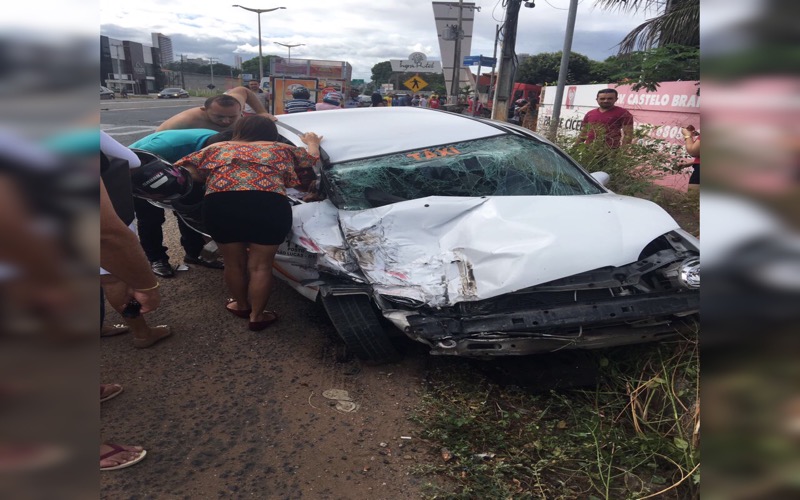 Juazeiro do Norte – Taxista fica preso às ferragens ao colidir com carreta