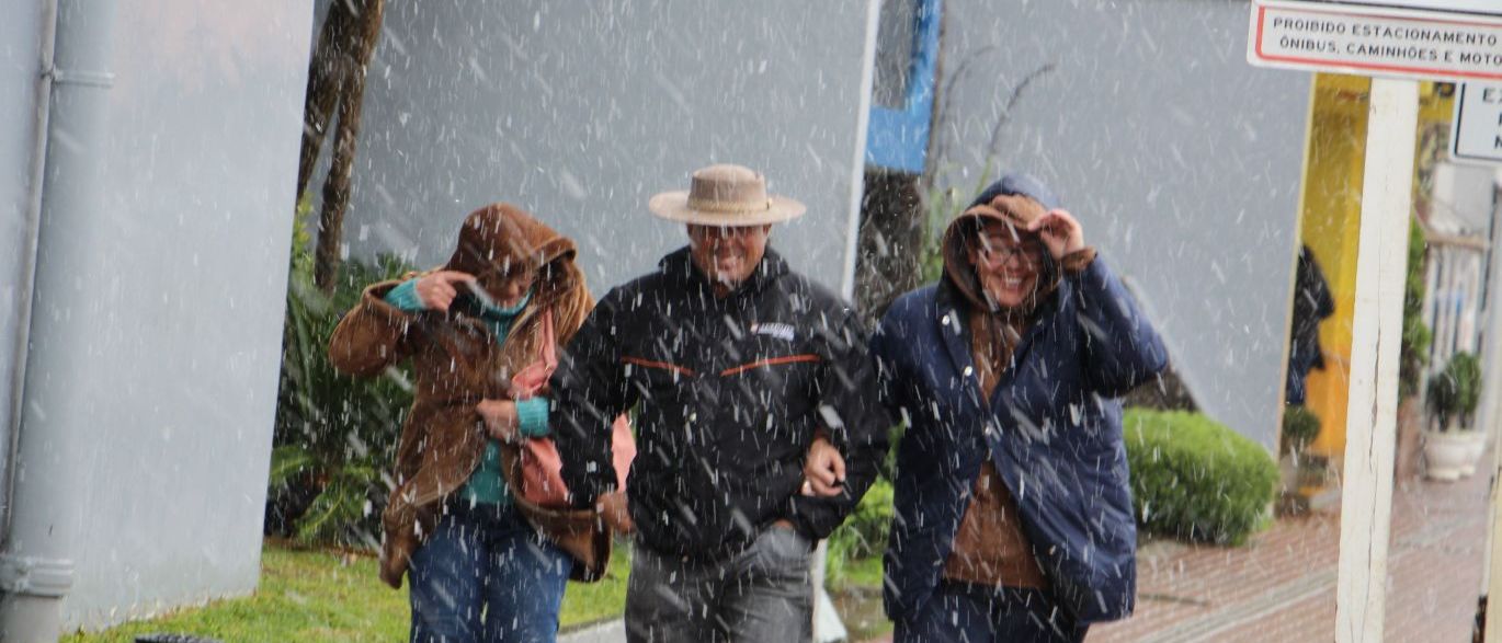 Cinco cidades de SC têm queda de neve às vésperas do inverno