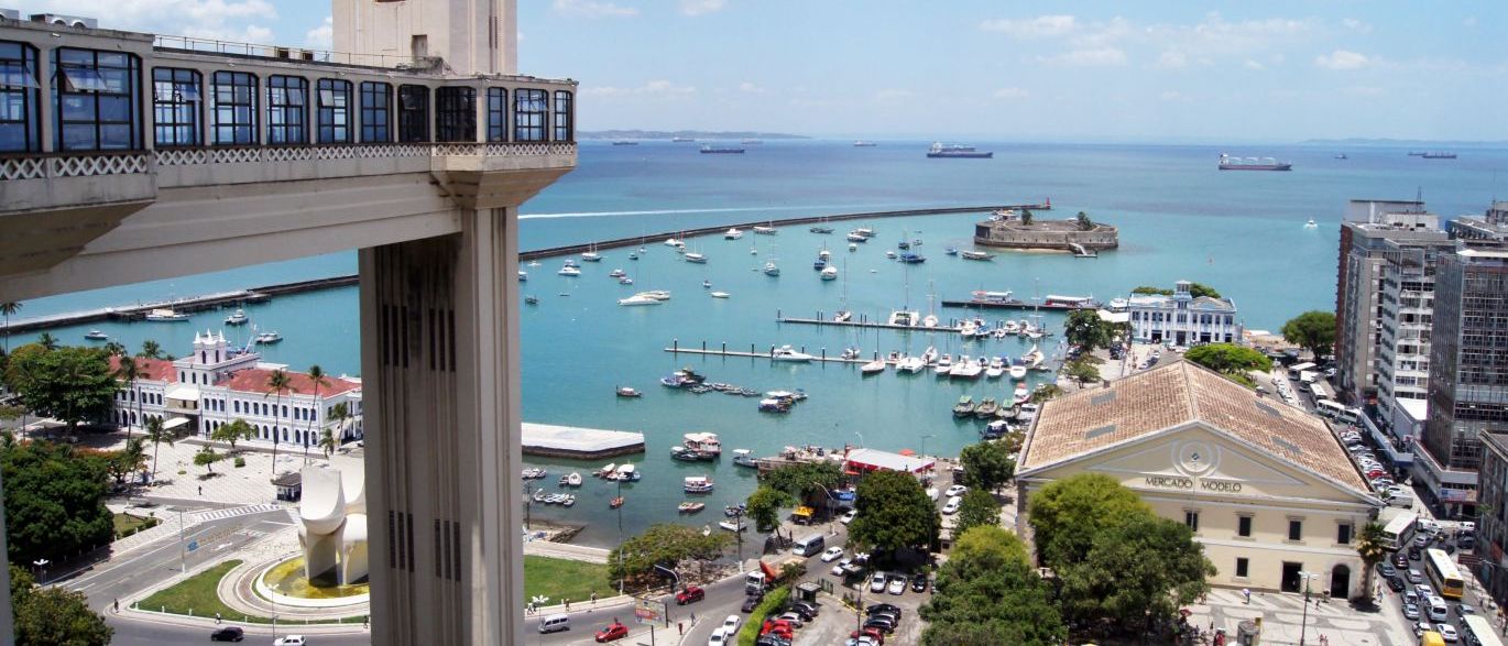 Cartão-postal, Elevador Lacerda funciona 24 horas sem parar e de graça