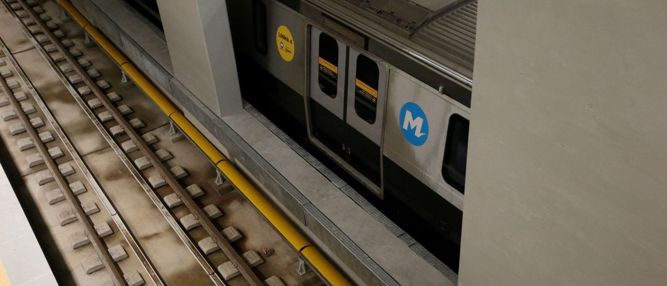 Homem se joga na linha do trem e paralisa todo sistema do Metrô do Rio