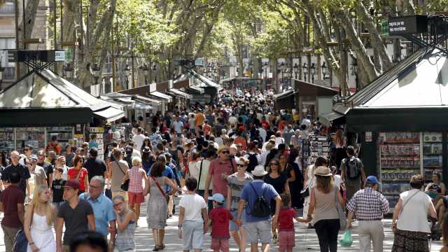 Van atropela pedestres e deixa dezenas de mortos e feridos em Barcelona