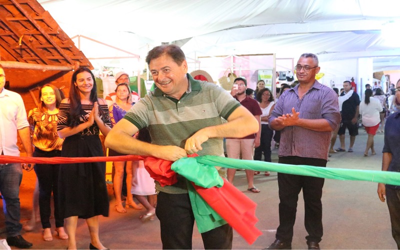 Prefeito prestigia levantamento da bandeira e abre 13ª edição do Barracão Cultural