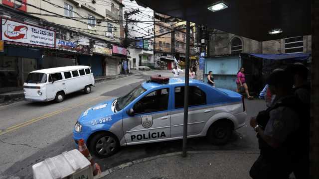 Jornais espanhóis questionam morte de turista na Rocinha