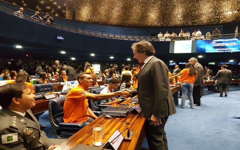 Eunício empossa jovens senadores e dá boas vindas a participante cearense