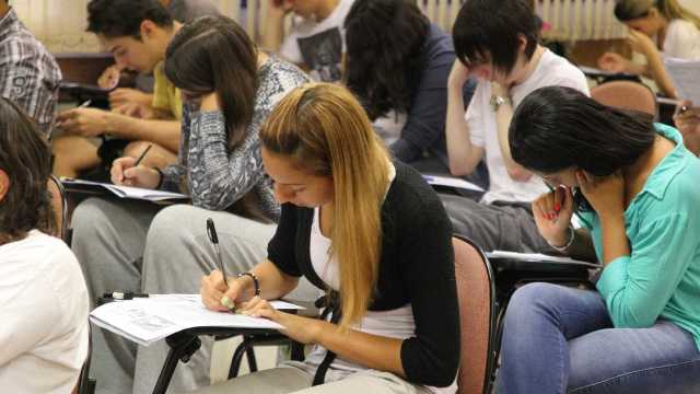 Novos formatos de vestibular em faculdades privadas desafiam alunos