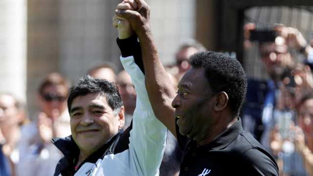 Agora amigo da Fifa, Maradona reencontra Pelé na Rússia