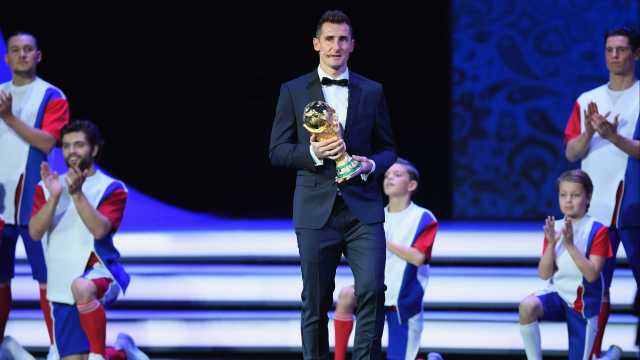 Klose leva troféu da Fifa ao palco, e telão relembra ‘7 a 1’