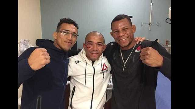 Nocauteados, brasileiros tiram foto no posto médico do UFC