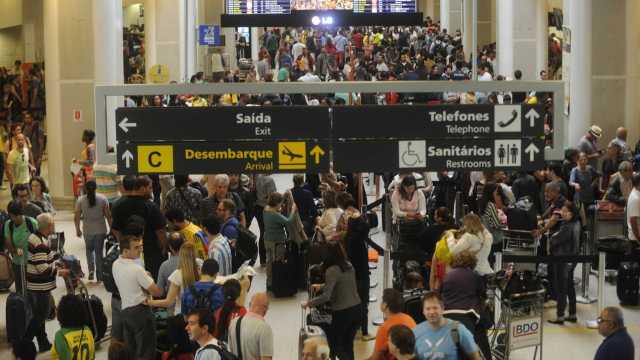 Fortes chuvas cancelam voos e causam transtornos ao Rio