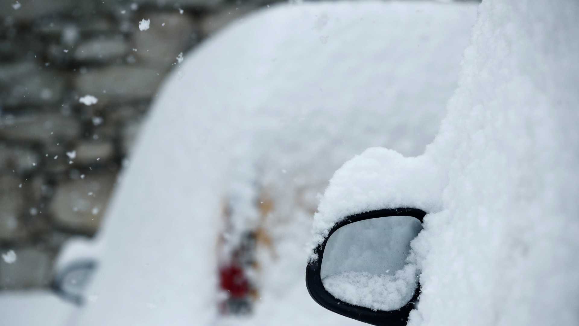 Neve causa cancelamento de voos e fecham monumentos na Europa