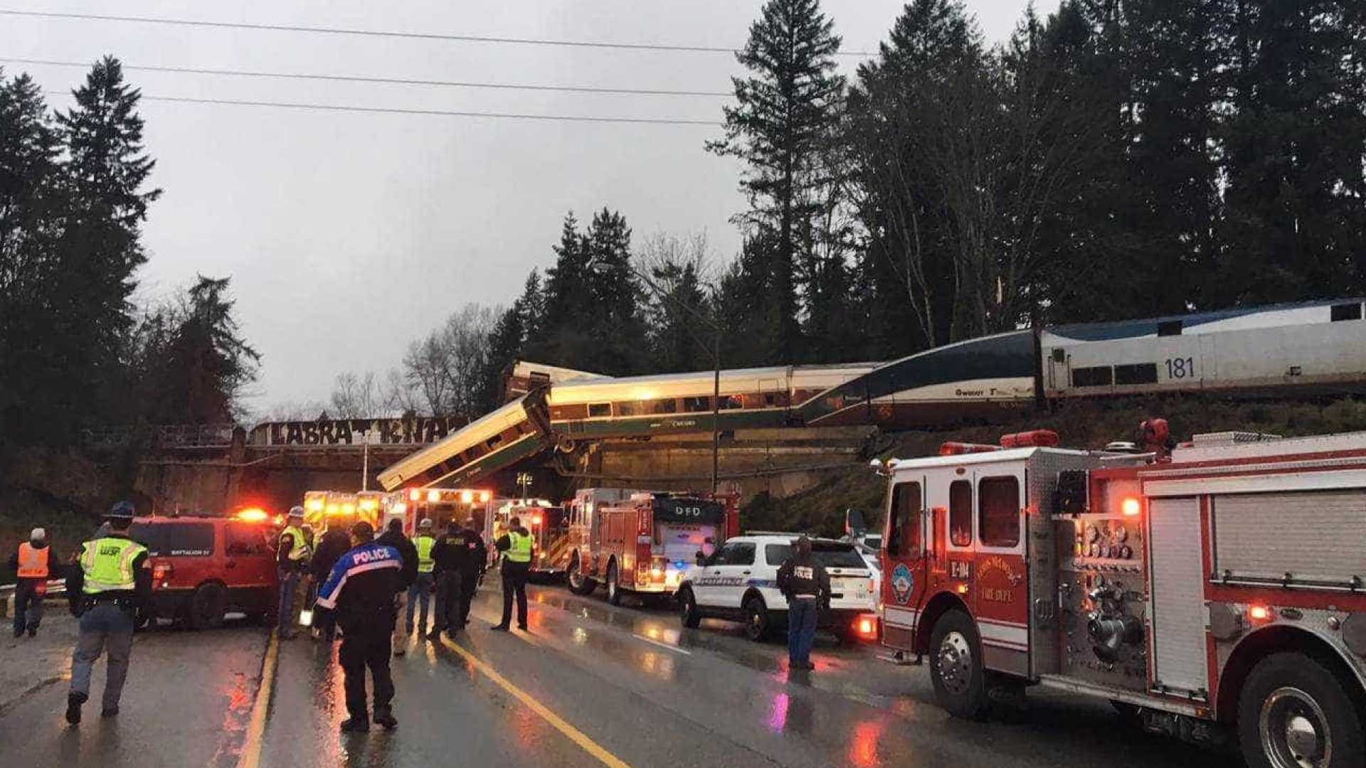 Trem descarrila em viaduto nos Estados Unidos; há feridos