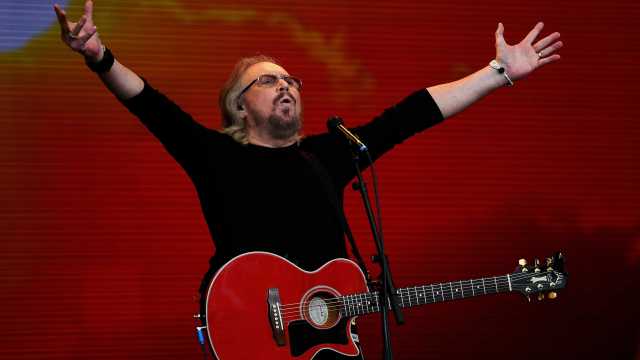 ‘Cavaleiro da Coroa Britânica’, Barry Gibb homenageia irmãos Bee Gees