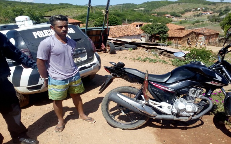 Polícia prende homem com moto roubada e arma de fogo no distrito de Ponta da Serra em Crato-CE