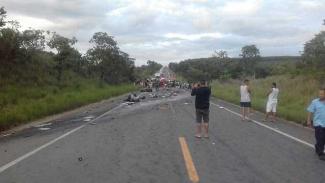 Acidente com vários veículos deixa mortos e feridos na BR-251