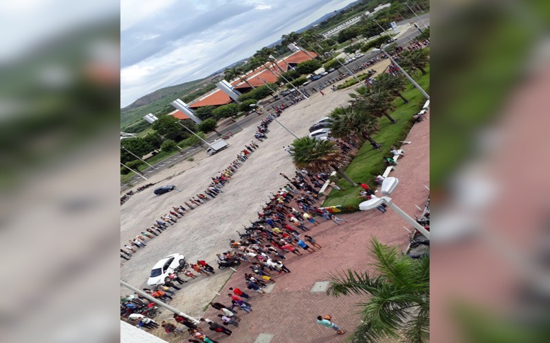 Mais de 2000 pessoas aguardam na fila para entrega de currículo no Vapt- vupt em Juazeiro do Norte-CE