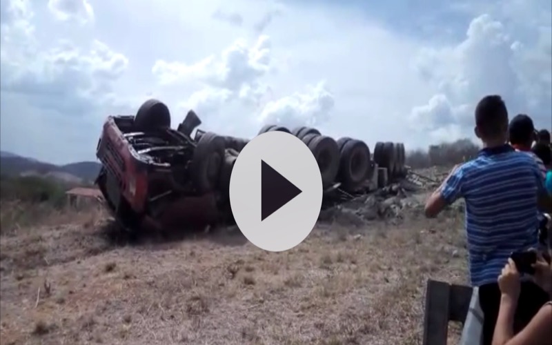 Caminhão com carga de cimento tomba e motorista morre na CE-292 em Santana do Cariri-CE, veja o vídeo: