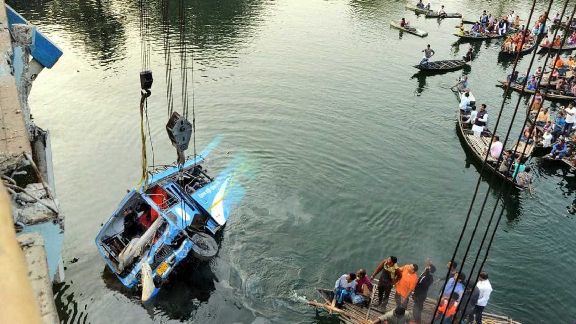 Ônibus cai em rio e mata pelo menos 38 pessoas na Índia