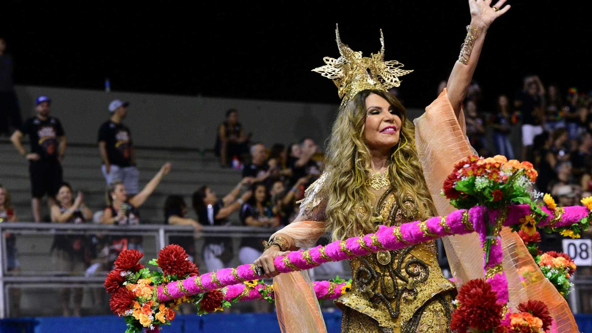 Elba Ramalho estreia bloco Frevo Mulher no carnaval de SP