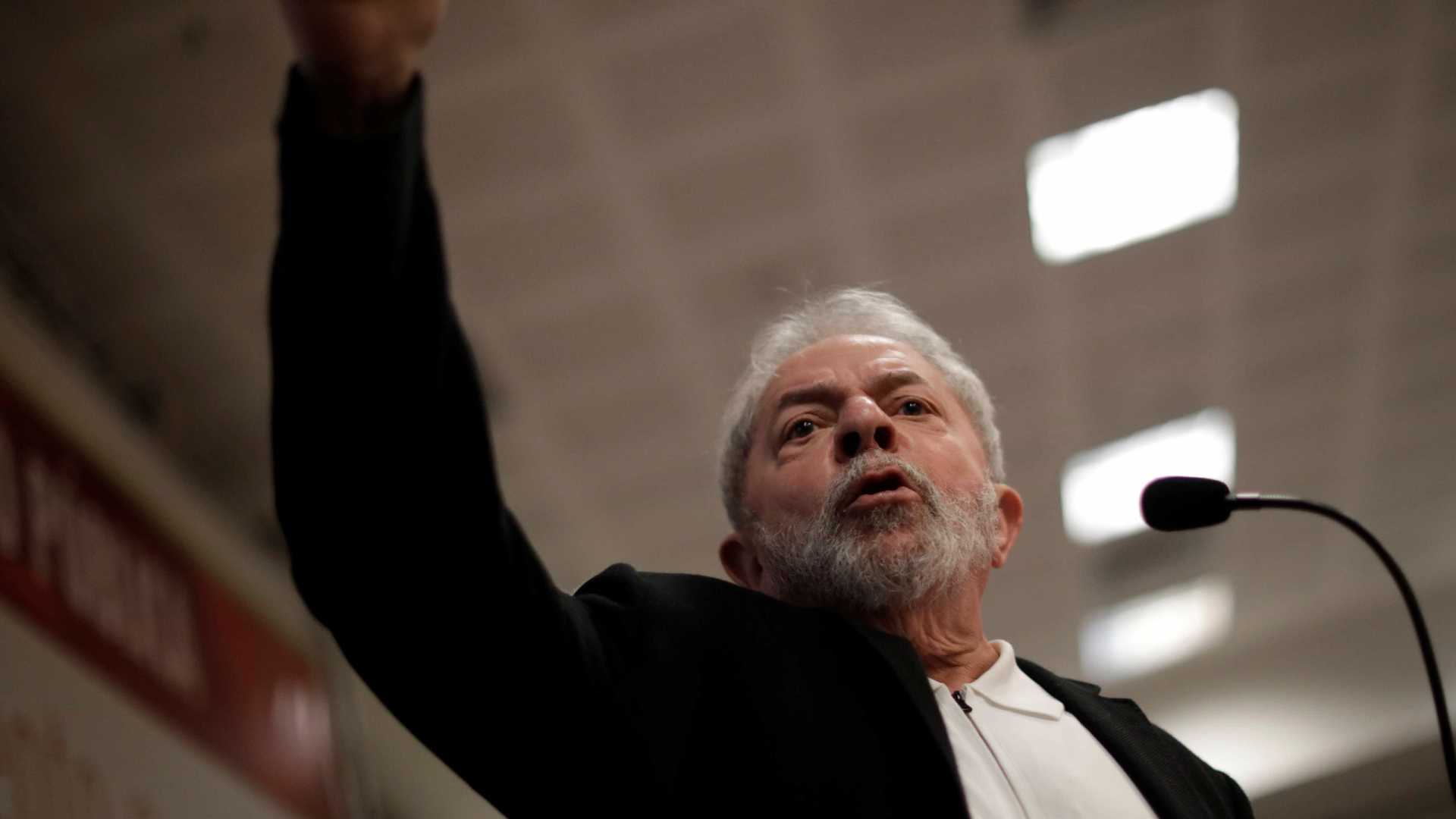 Juiz que proibiu Lula de sair do país alega que havia risco de fuga