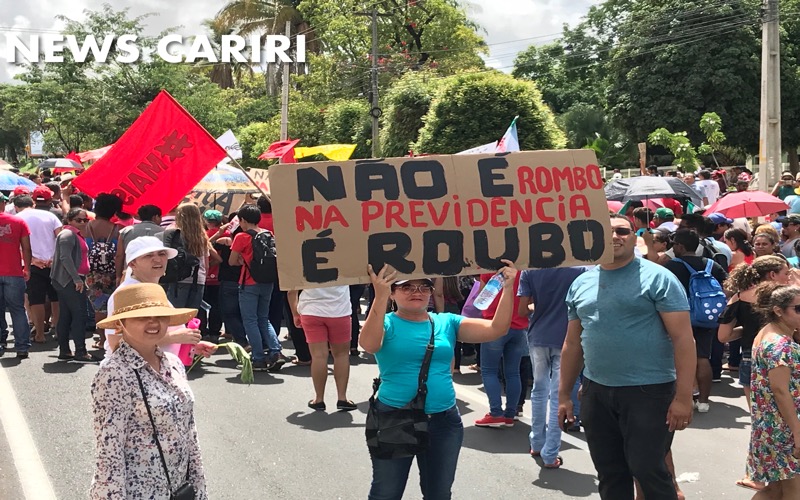 Grupo de manifestantes bloqueia trecho na AV. Padre Cícero entre Juazeiro do Norte/Crato-CE e causa transtornos para a população, veja imagens: