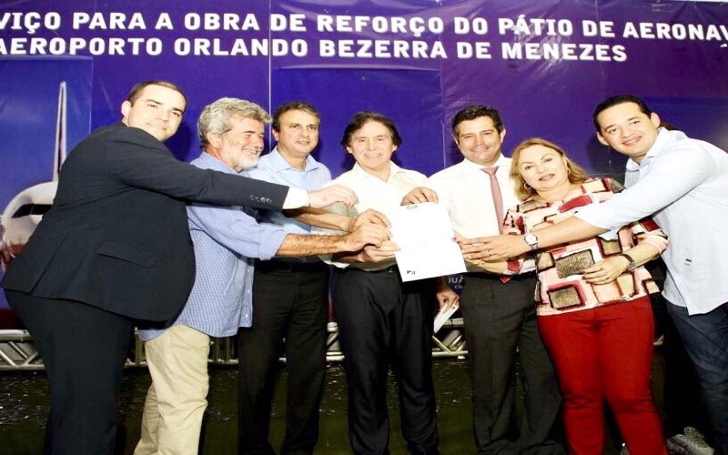 Eunício e Camilo celebram assinatura da ordem de serviço para reforço da pista do aeroporto de Juazeiro do Norte