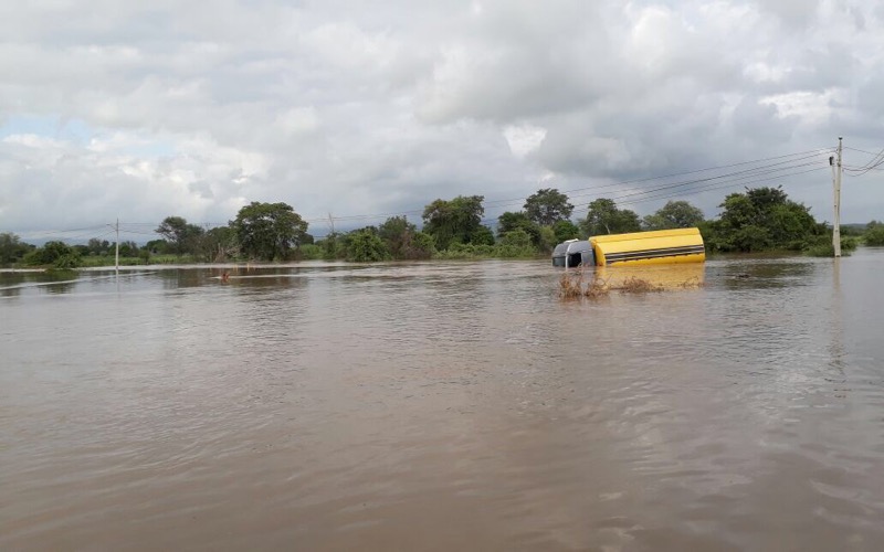 Caminhão de combustível fica submerso nas águas ao tentar fazer travessia na barragem do distrito Rosário em Milagres-CE, Veja o vídeo: