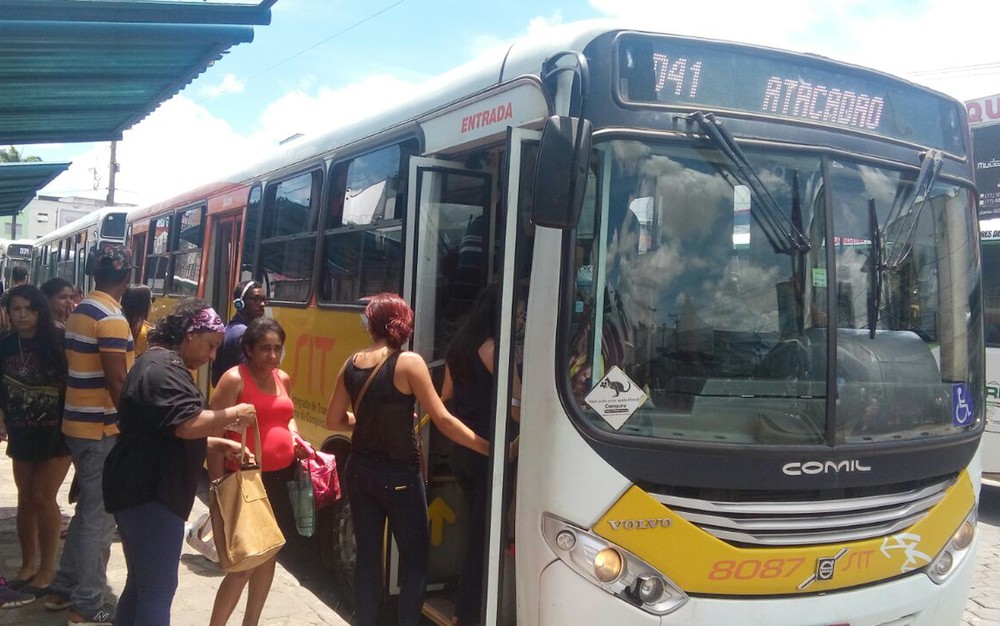 Funcionários de empresa de ônibus paralisam atividades em Vitória da Conquista