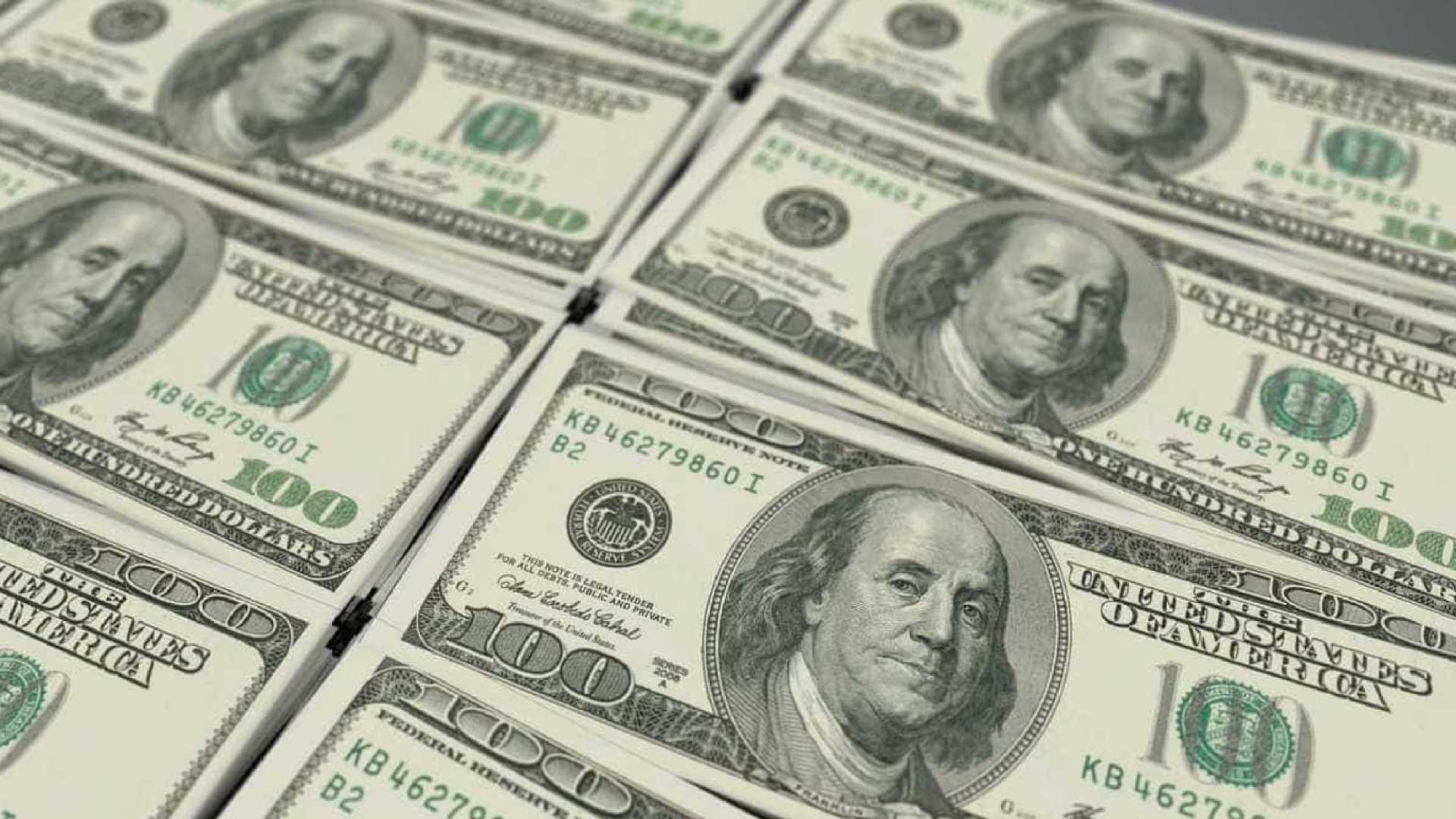 Dólar fecha acima de R$ 3,30 em novo dia de turbulências no mercado