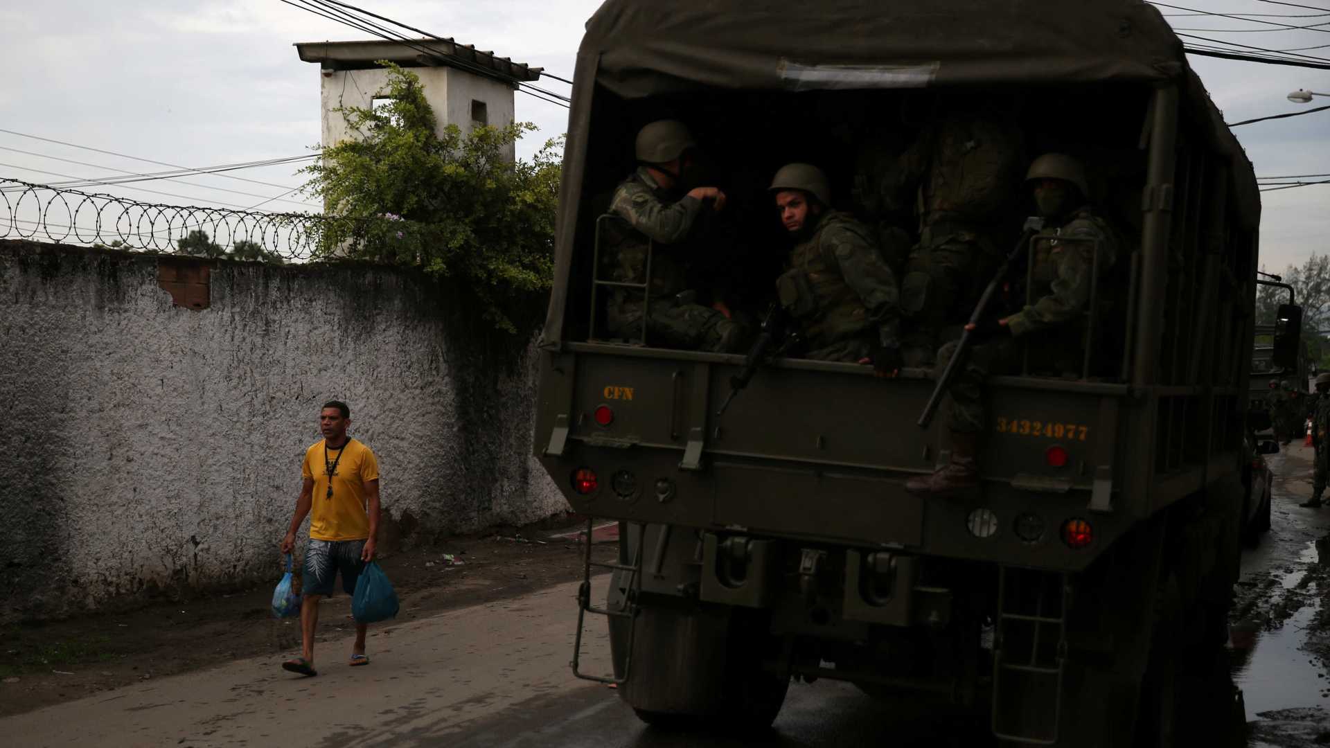 Exército faz operação conjunta com polícias na zona oeste do Rio