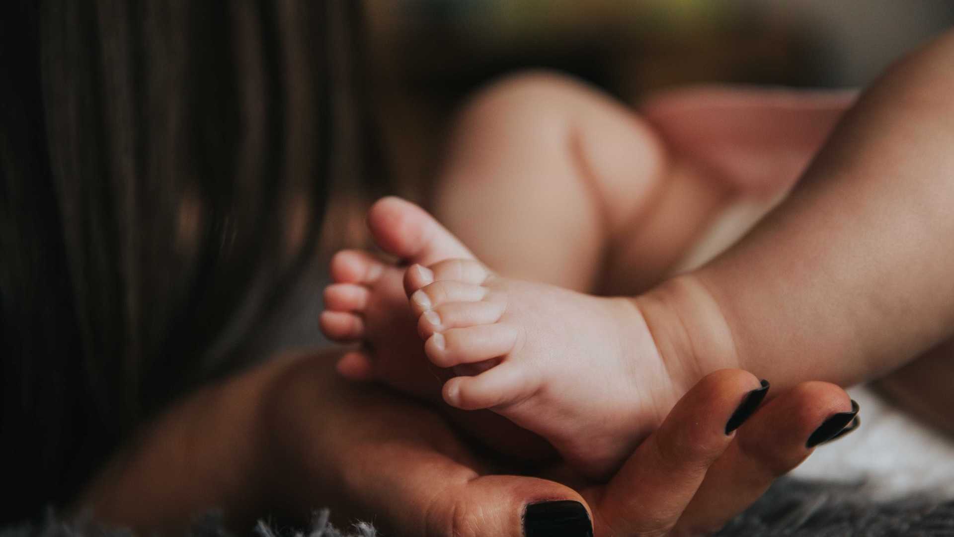 Casal de moradores de rua entra em hospital e foge com recém-nascido