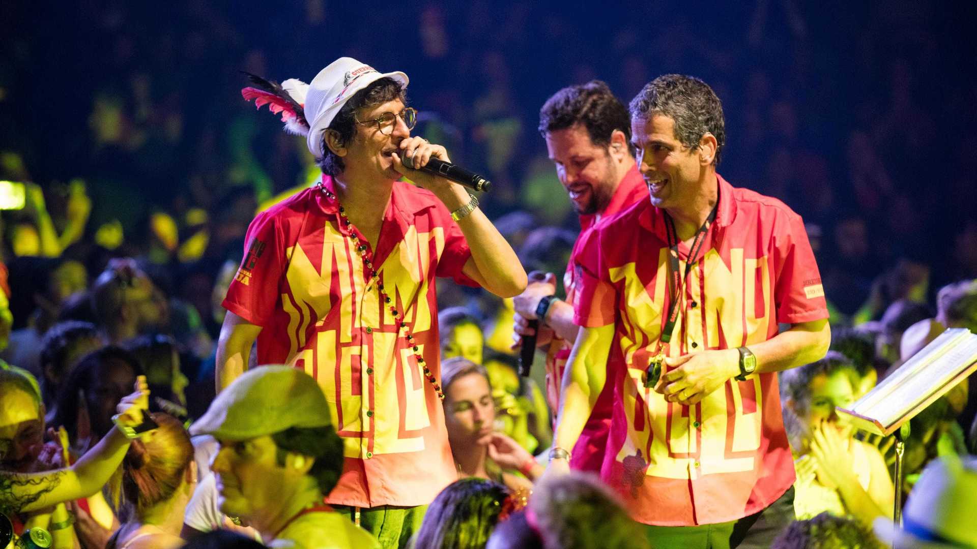 Monobloco encerra carnaval do Rio com desfile celebrando o amor